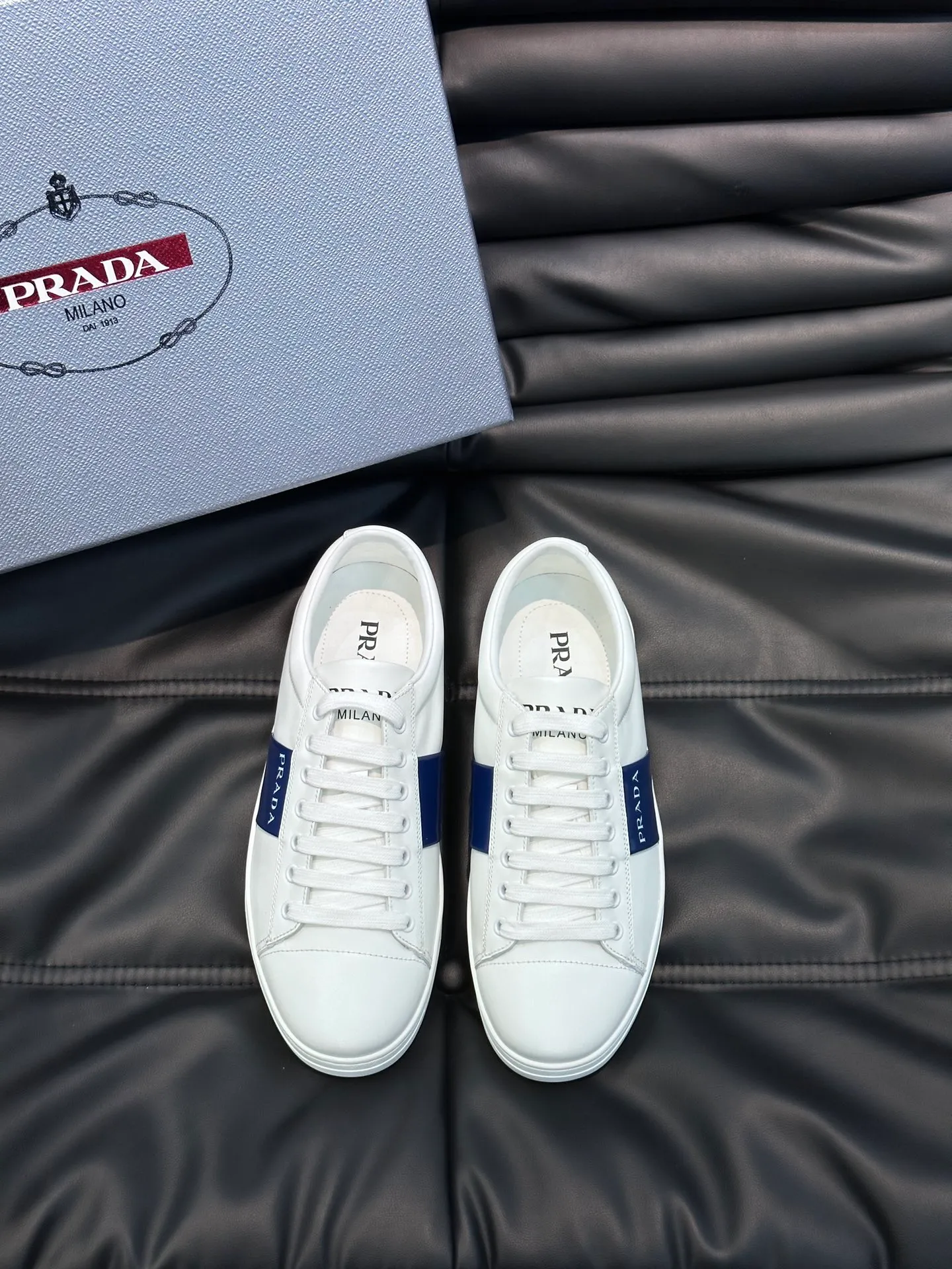 Men's shoes 💰p360 "Men's shoes 💰pRAD*" Prada's new high-end men's casual sports shoes. This leather sports shoe uses calfskin upper. The body of the shoe interprets the Prada letter brand logo from multiple angles. The brand logo is embellished on one side of the upper, all explaining the brand style. Sheepskin lining, lightweight, comfortable and durable! Size: 38-44